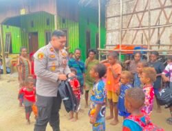 Kapolres Teluk Bintuni Salurkan Bantuan Sembako dan Perlengkapan Sekolah kepada Warga Moskona Utara Jauh