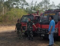 Kendalikan Titik Api Tidak Meluas Ke Fasilitas Umum, Damkar Kodim 1310/Bitung bersama Yonif TP 916/BS dan Pemkab Minut Terus Berjibaku Padamkan Karhutla di Airmadidi Atas