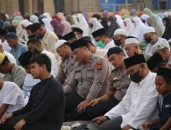 Polisi Bersama Masyarakat, Polres Fakfak Ikut Sholat Istisqa dan Pastikan Kegiatan Berjalan Aman