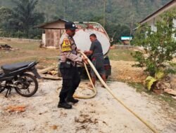Peduli Warga di Tengah Musim Kemarau, Bhabinkamtibmas Polres Kaimana Salurkan Bantuan Air Bersih